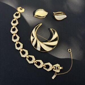 Vintage Monet Cream Enamel Jewelry Set Bracelet Brooch Earrings Gold Tone